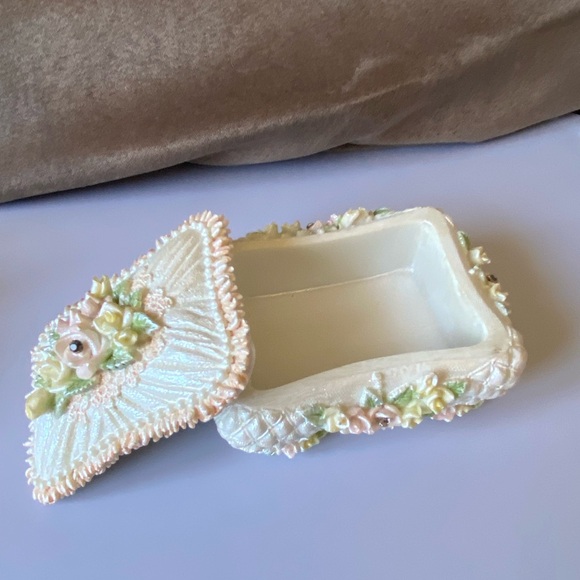 Vintage Floral Embellished Jewelry Box - Picture 5 of 7